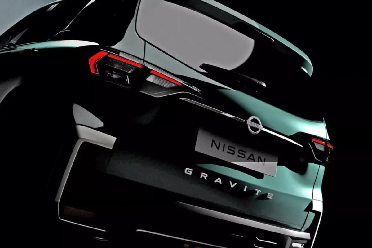 Минивэн Nissan Gravite вид сзади