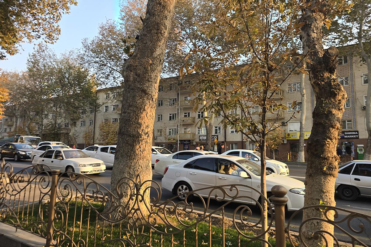 Автомобили на улице Ташкента