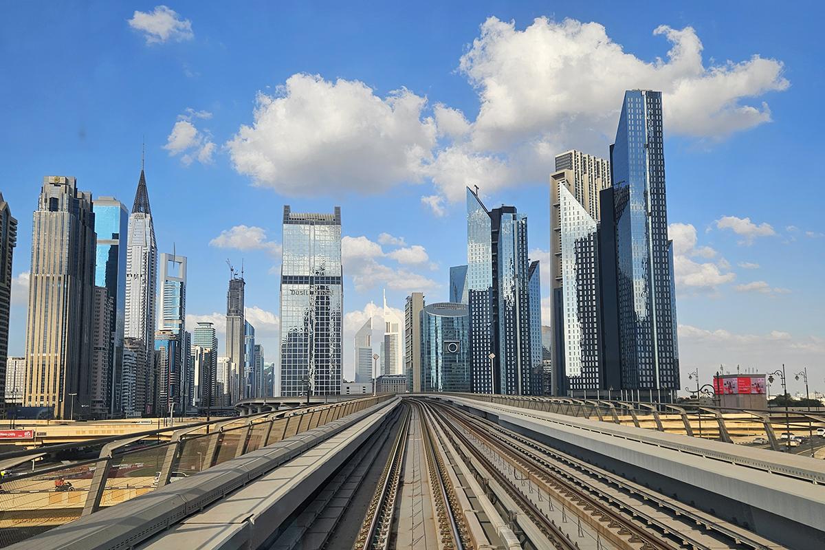 Вид из первого вагона метро Дубая
