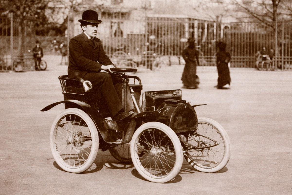 Луи Рено на своем первом автомобиле