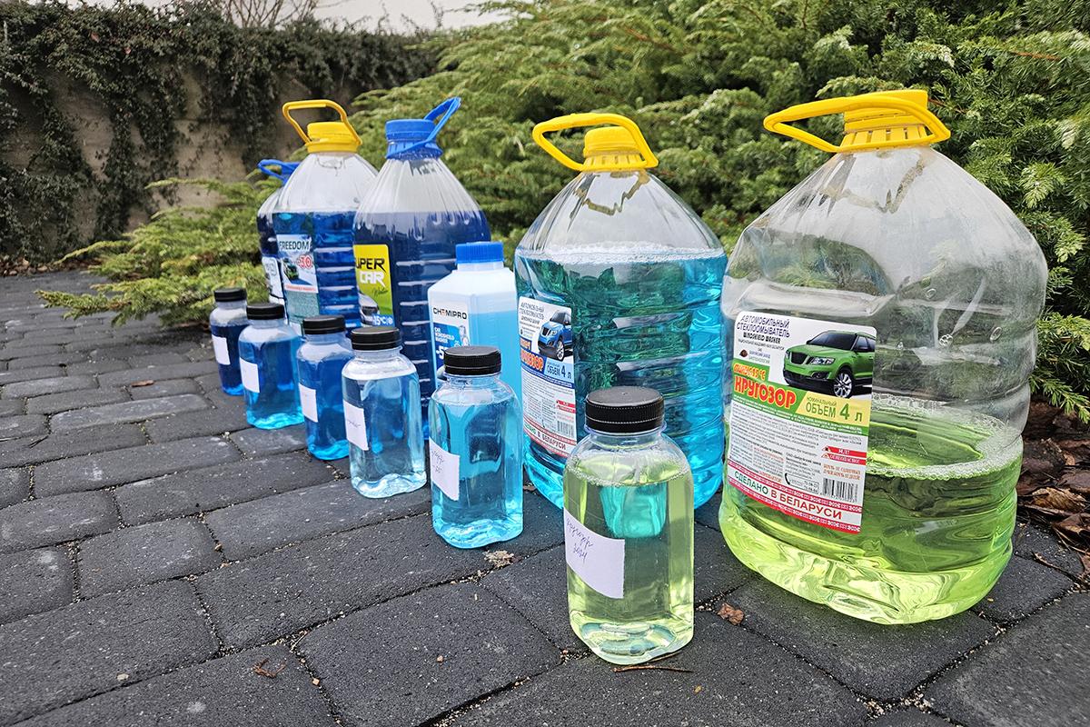 Разная незамерзающая стеклоомывающая жидкость в бутылках