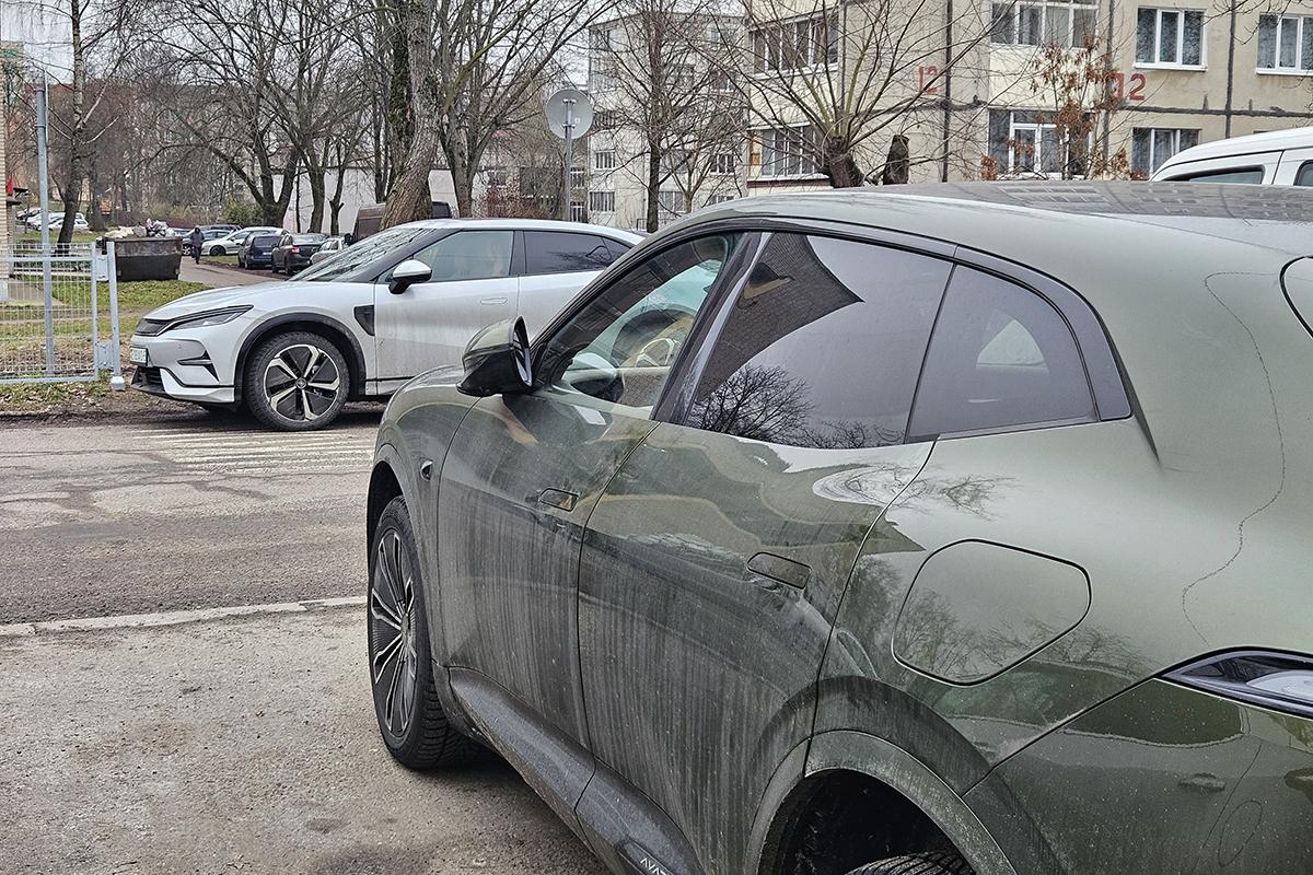 Электромобили Avatr и BYD Song L в городе