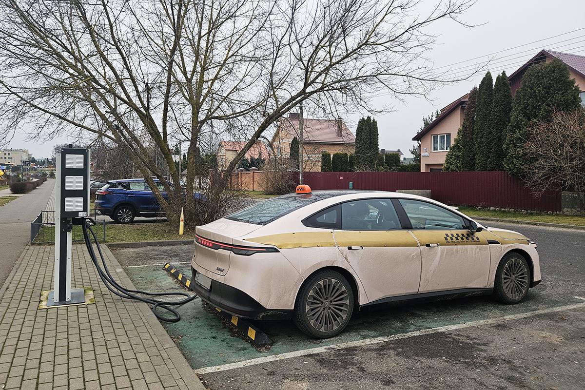 Электромобиль Nissan на зарядке