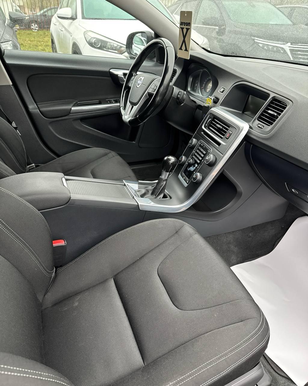 Volvo V60 I · Рестайлинг , 2013 г., механика, дизель - фото 14