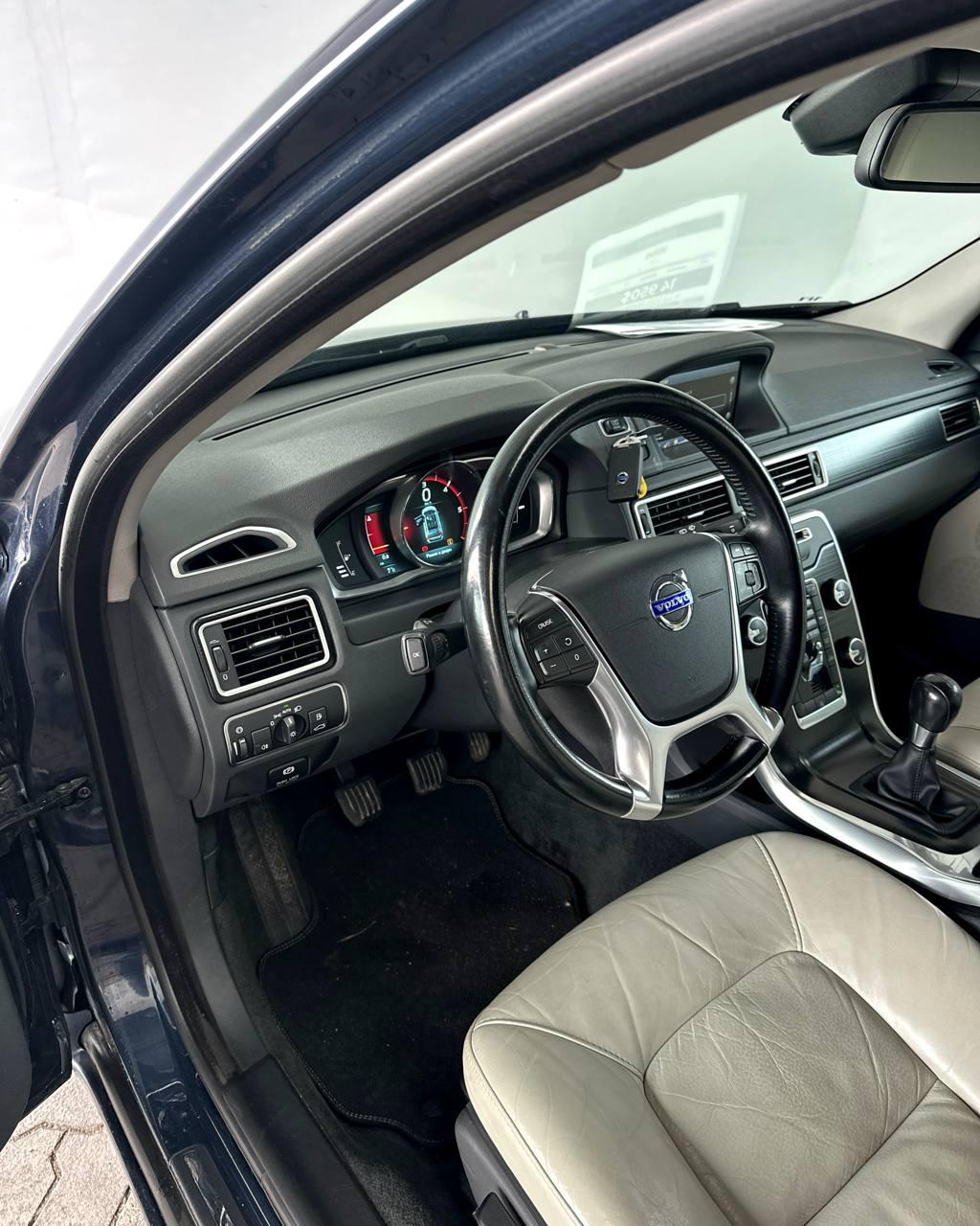 Volvo V70 III · Рестайлинг , 2013 г., механика, дизель - фото 11