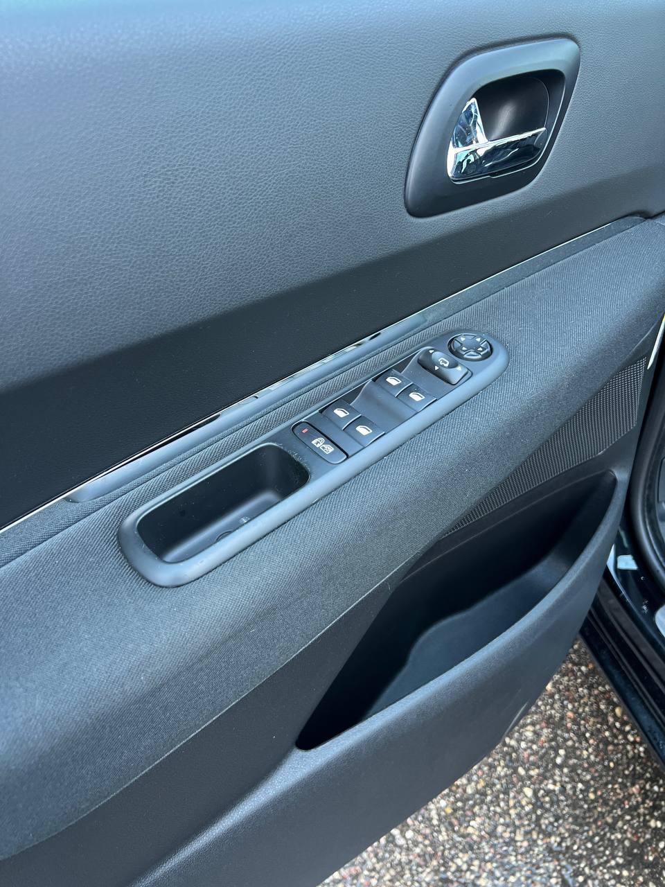 Peugeot 5008 I · Рестайлинг , 2015 г., механика, дизель - фото 9