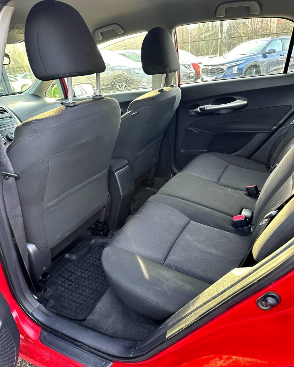 Toyota Auris I (E150) · Рестайлинг , 2010 г., механика, дизель - фото 12