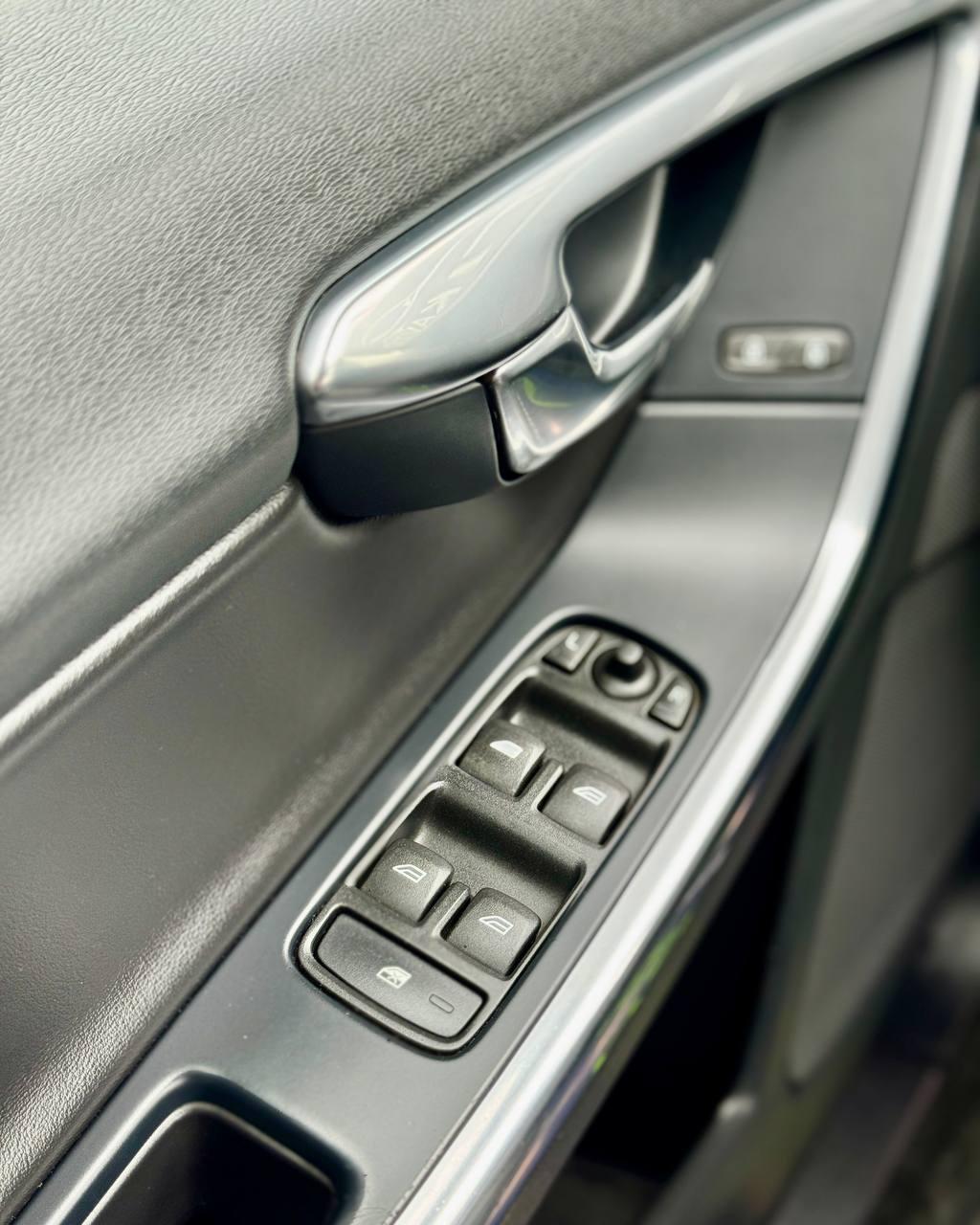 Volvo V60 I , 2012 г., механика, дизель - фото 18