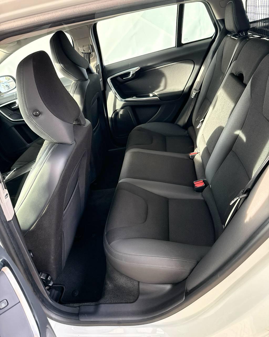 Volvo V60 I , 2011 г., механика, дизель - фото 14