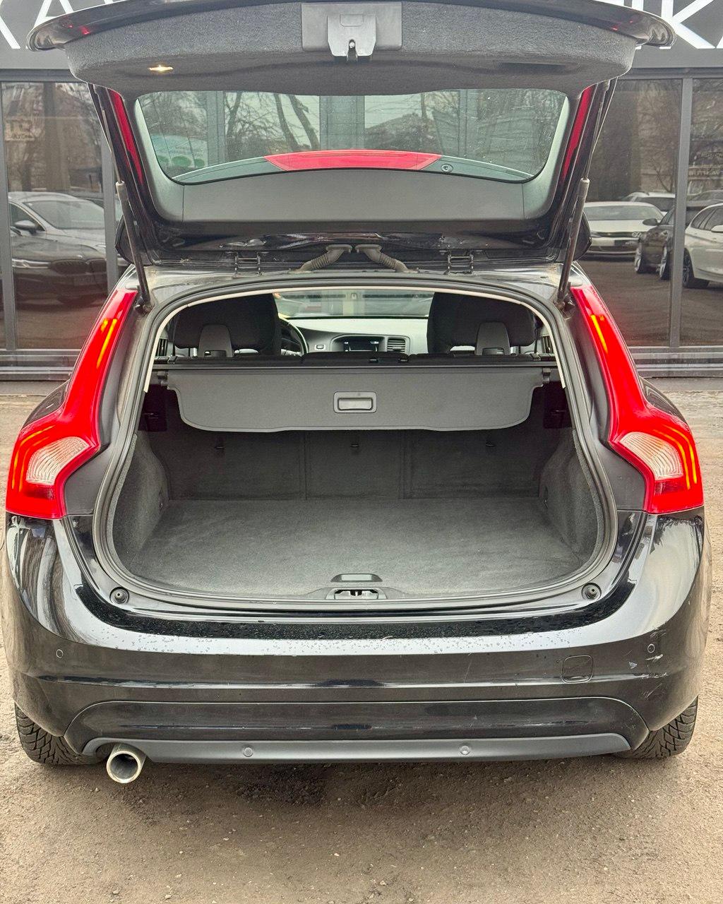 Volvo V60 I · Рестайлинг , 2014 г., робот, дизель - фото 12