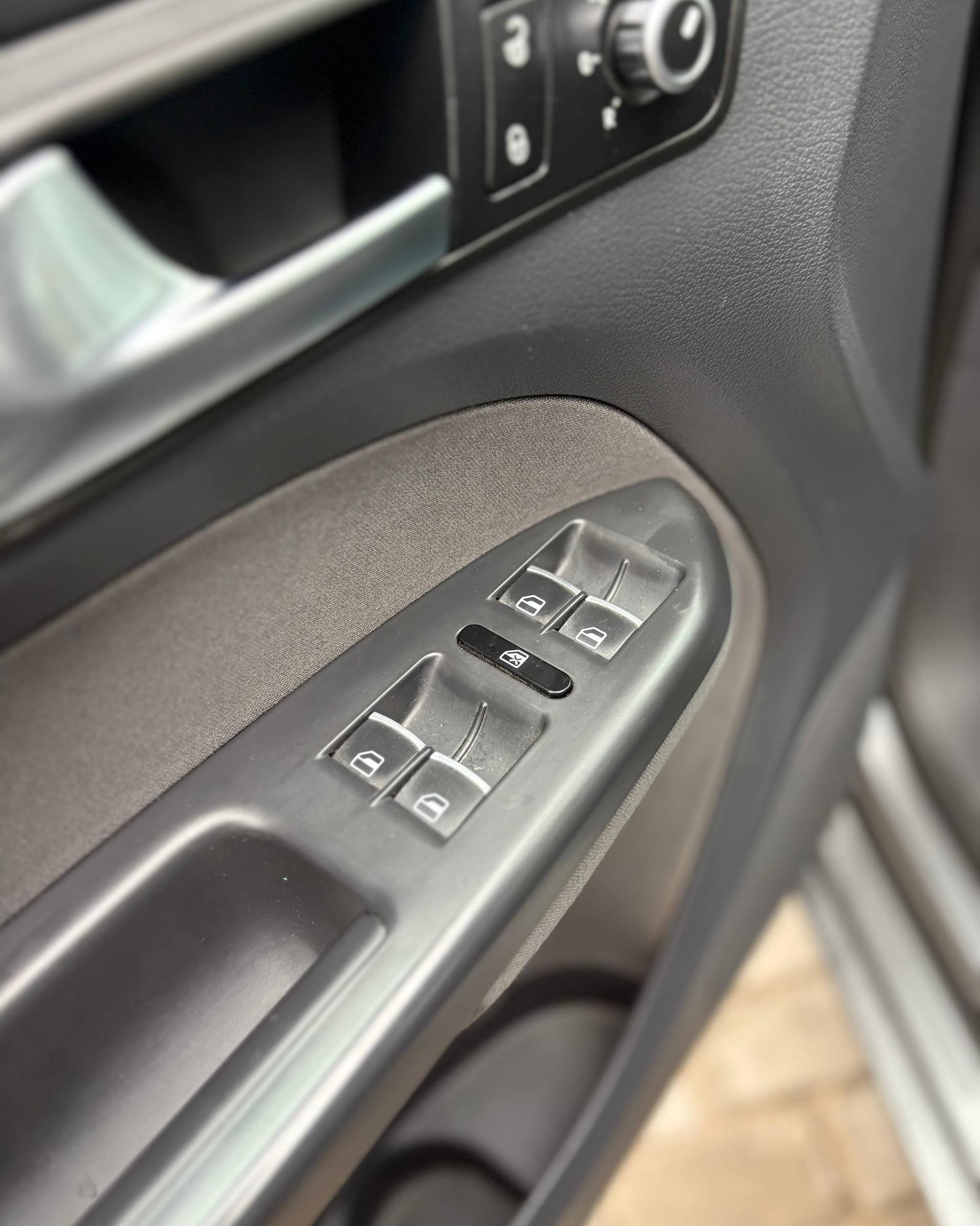 Volkswagen Touran I · 2-й рестайлинг , 2011 г., механика, дизель - фото 17