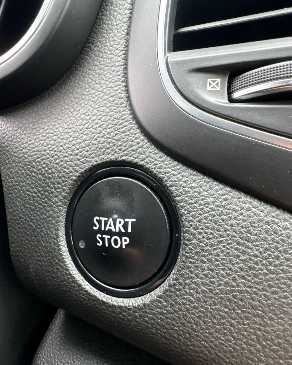 RENAULT MEGANE, 2018 г., механика, бензин - фото 19