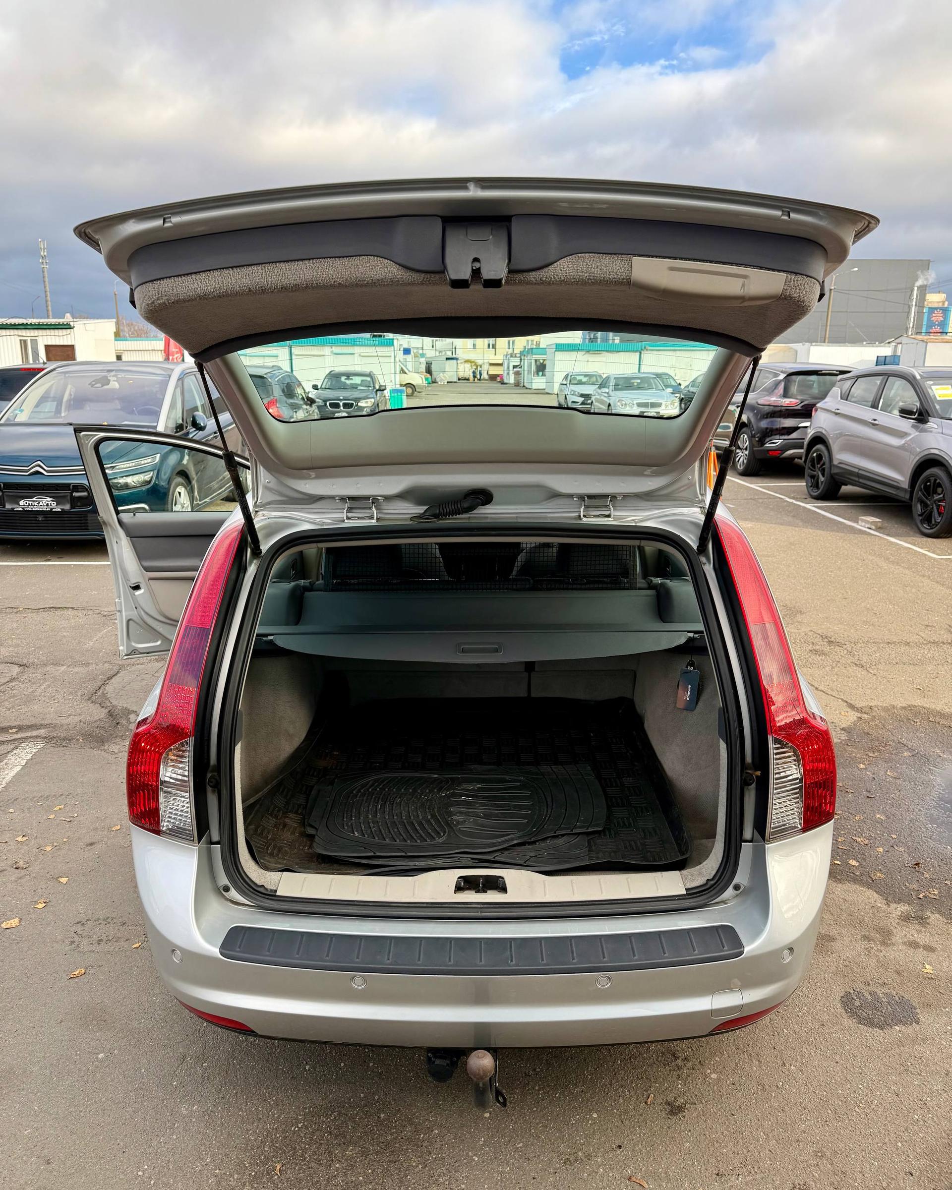 Volvo V50 I · Рестайлинг , 2010 г., механика, дизель - фото 14