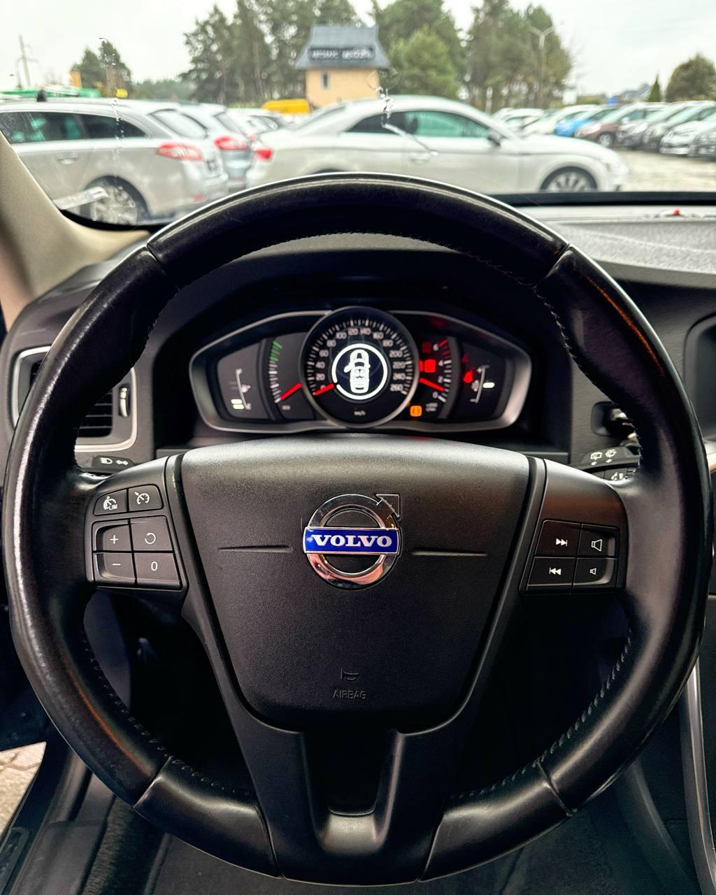 Volvo V60 I · Рестайлинг , 2015 г., механика, дизель - фото 11