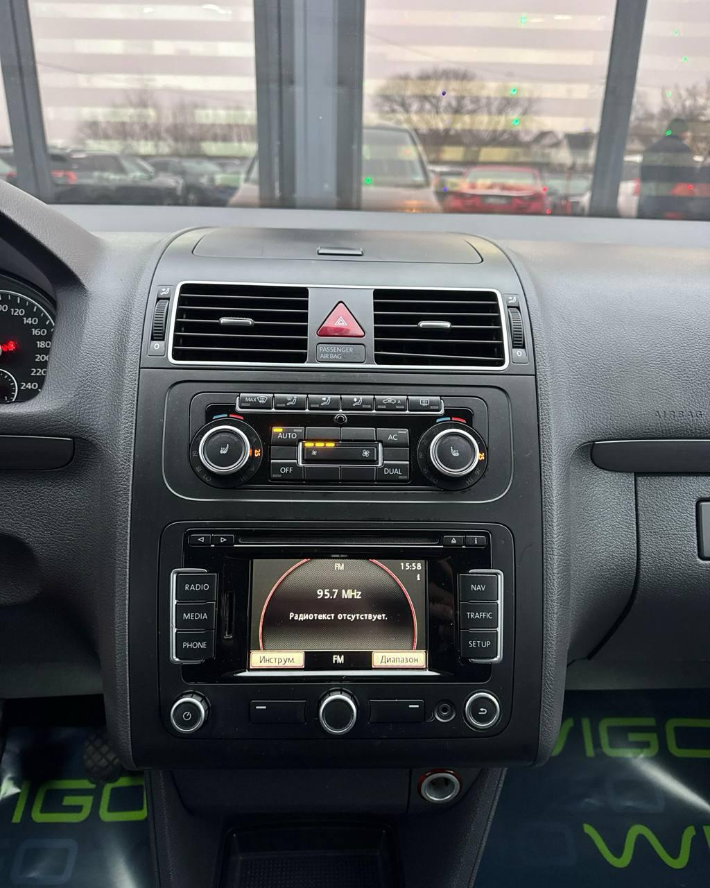 Volkswagen Touran I · 2-й рестайлинг , 2011 г., механика, дизель - фото 16