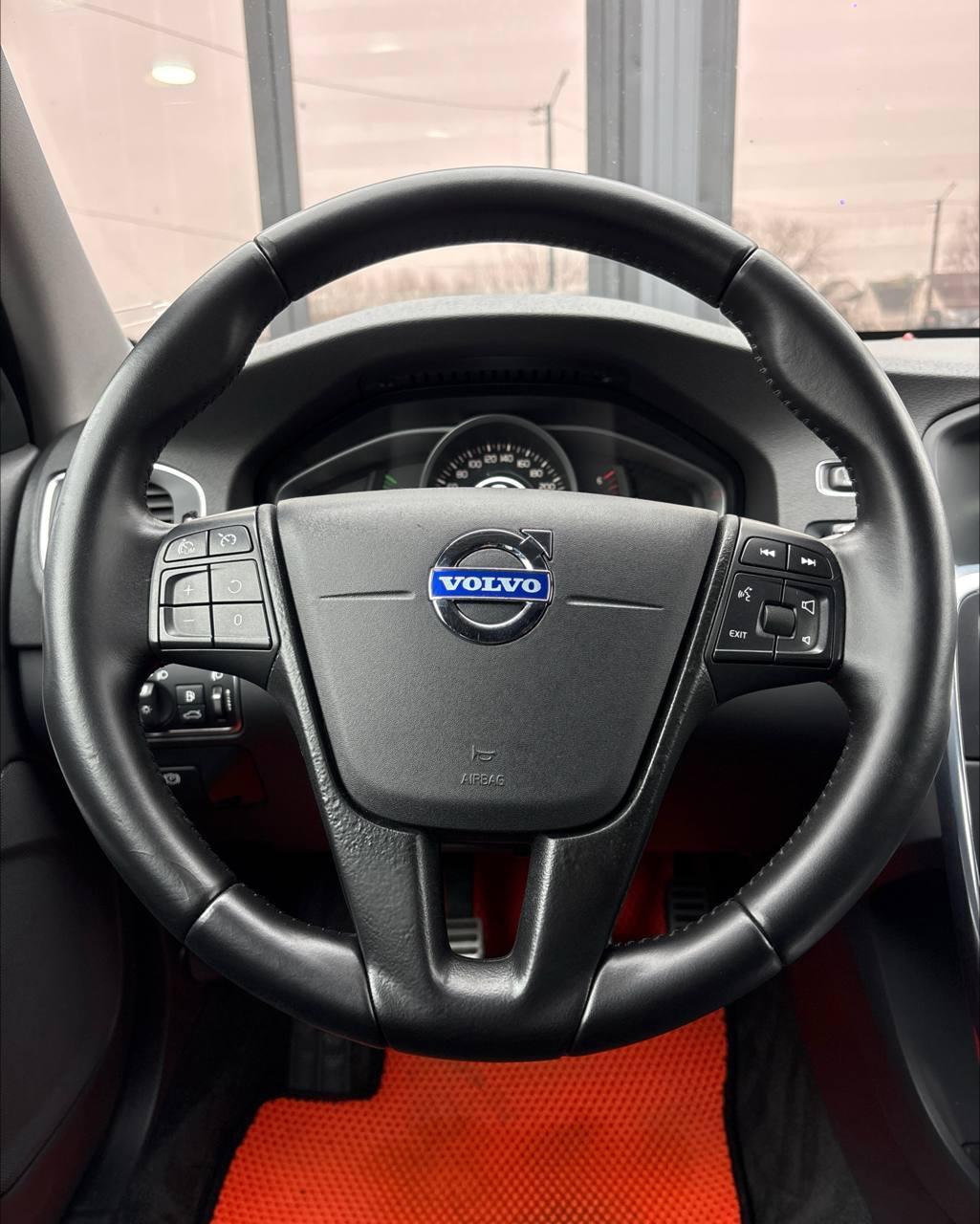 Volvo V60 I · Рестайлинг , 2015 г., механика, дизель - фото 15