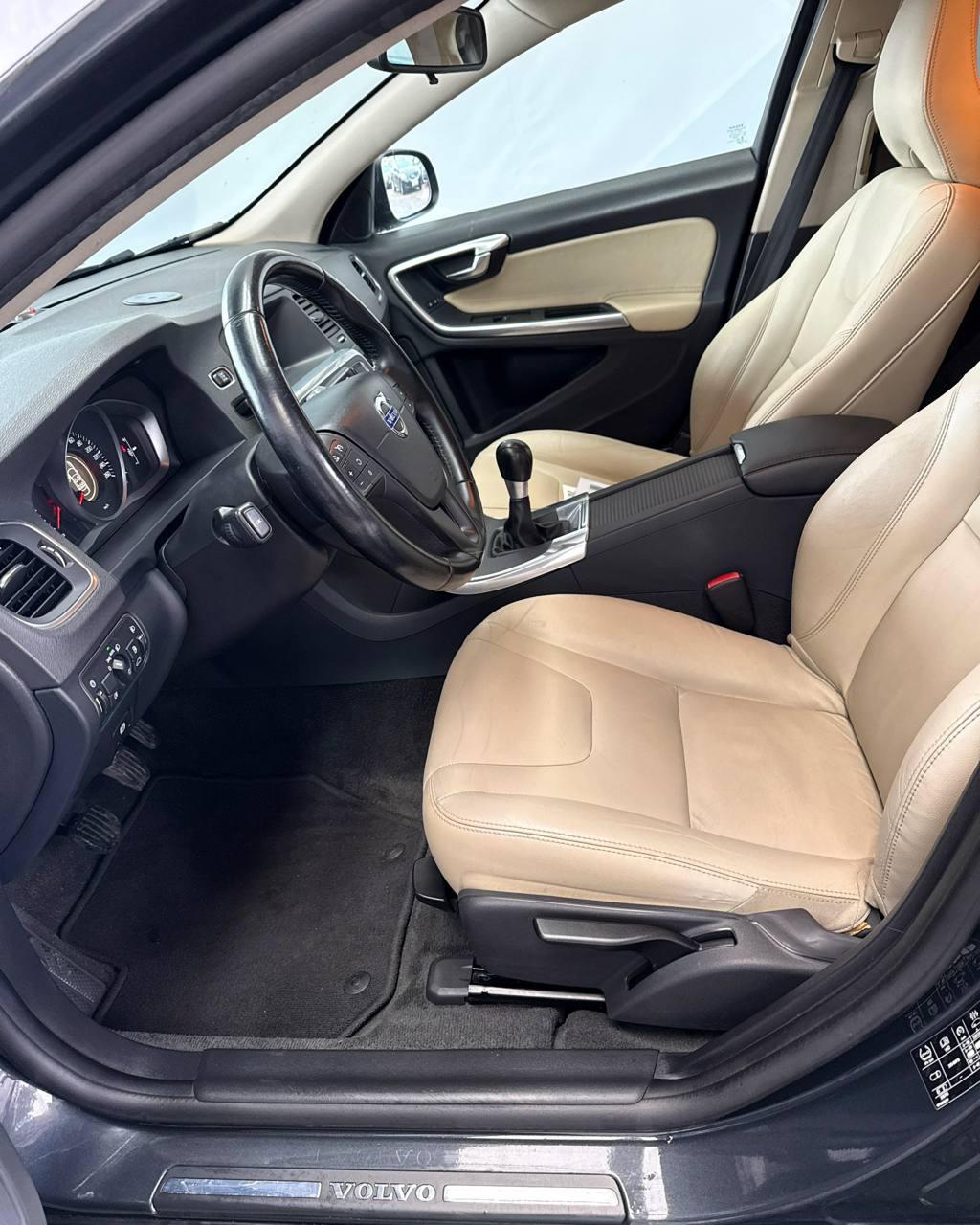 Volvo V60 I · Рестайлинг , 2015 г., механика, дизель - фото 10