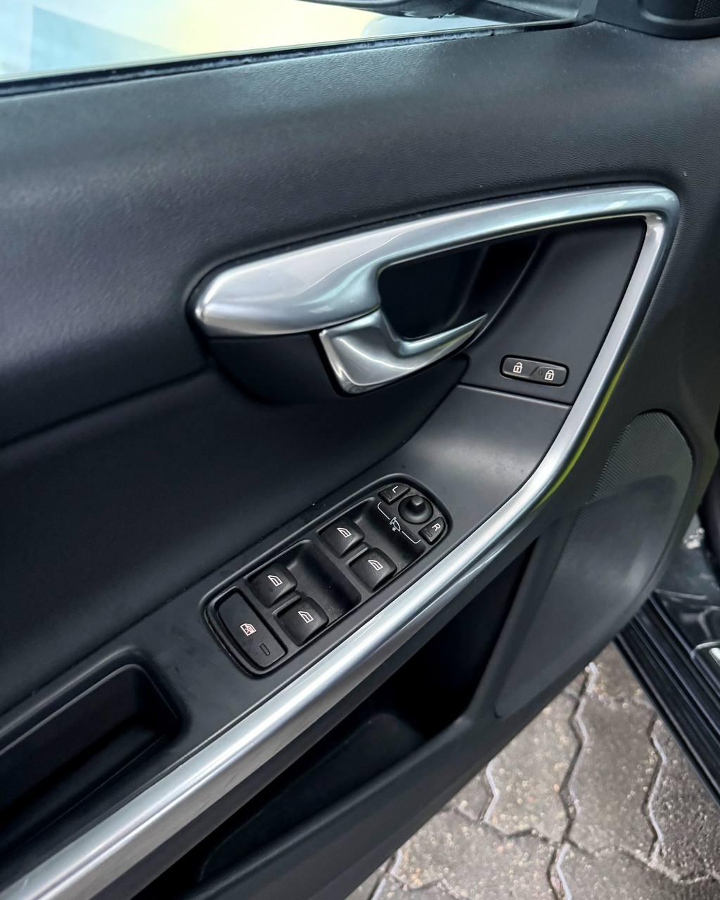 Volvo V60 I · Рестайлинг , 2014 г., механика, дизель - фото 9