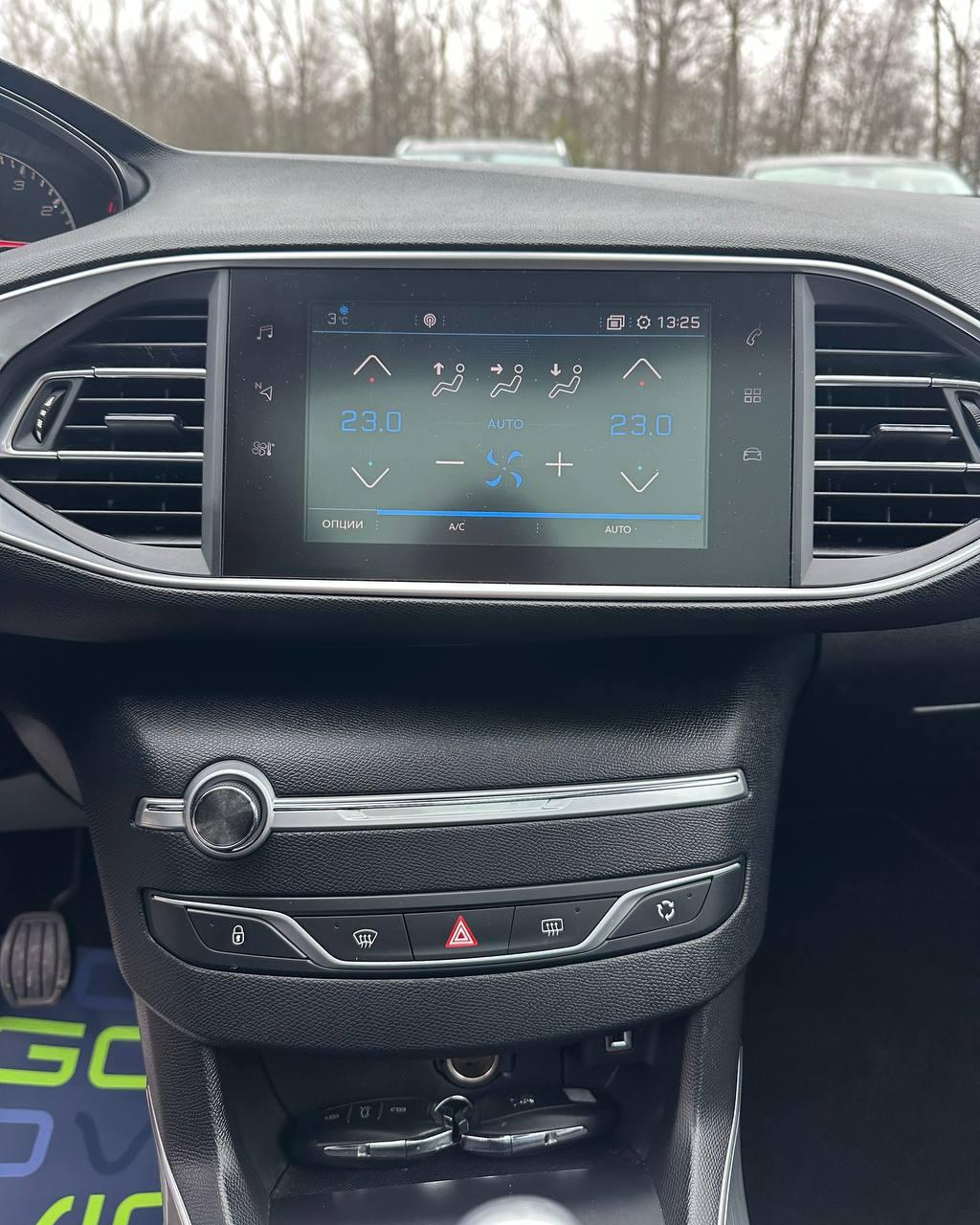 Peugeot 308 T9 · Рестайлинг , 2018 г., механика, бензин - фото 10