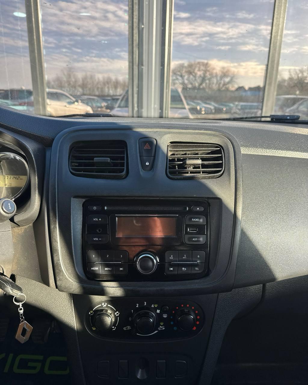 Renault Logan II · Рестайлинг , 2018 г., механика, бензин - фото 16