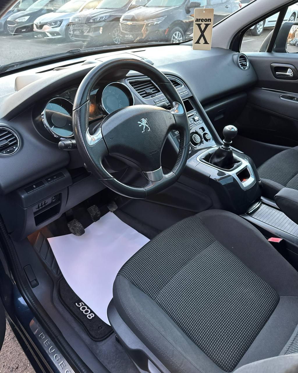 Peugeot 5008 I · Рестайлинг , 2015 г., механика, дизель - фото 10