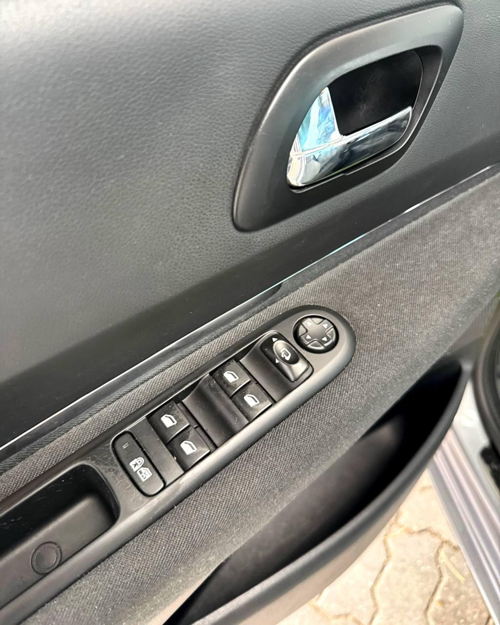 Peugeot 5008 I · Рестайлинг , 2014 г., механика, дизель - фото 9