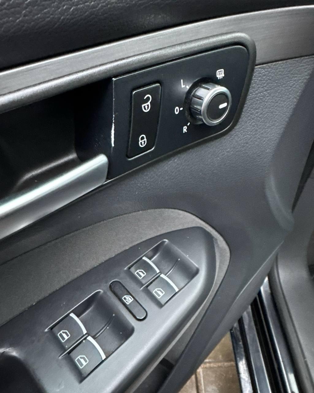 Volkswagen Touran I · 2-й рестайлинг , 2011 г., механика, дизель - фото 17