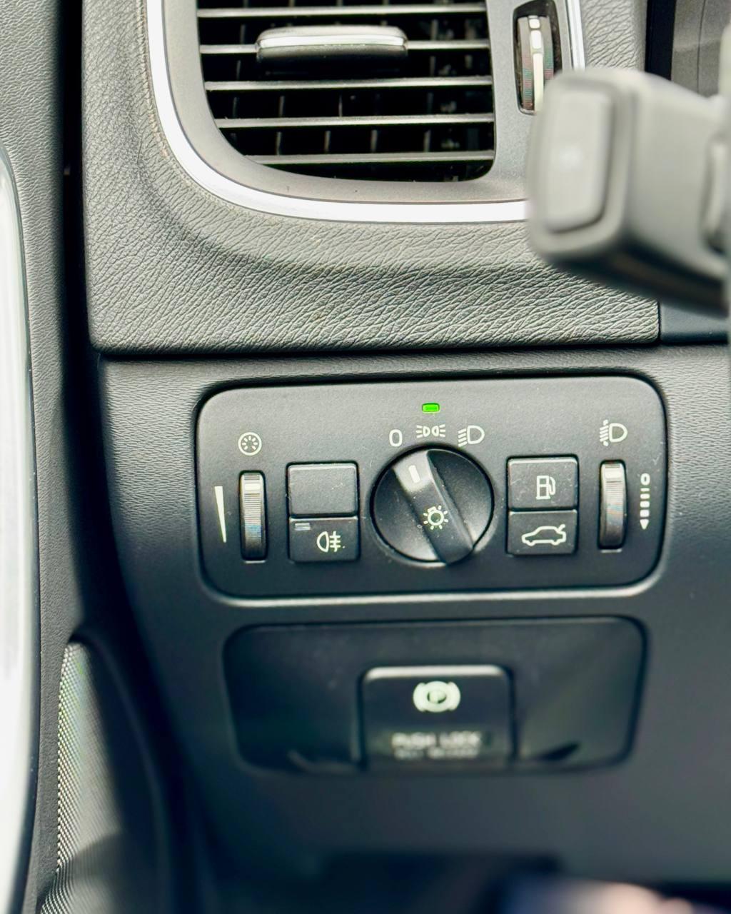 Volvo V60 I , 2012 г., механика, дизель - фото 19