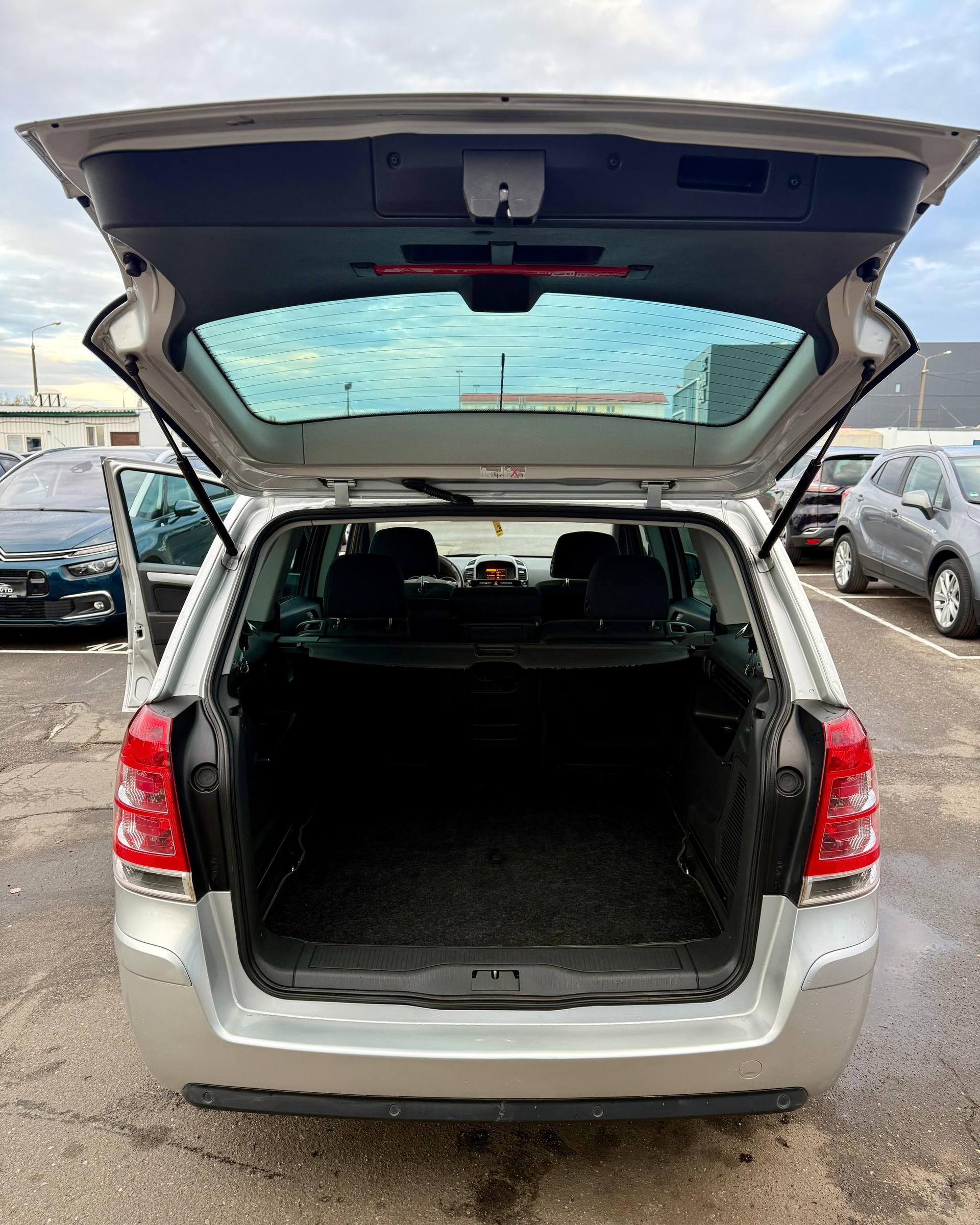 Opel Zafira B · Рестайлинг , 2013 г., механика, дизель - фото 15