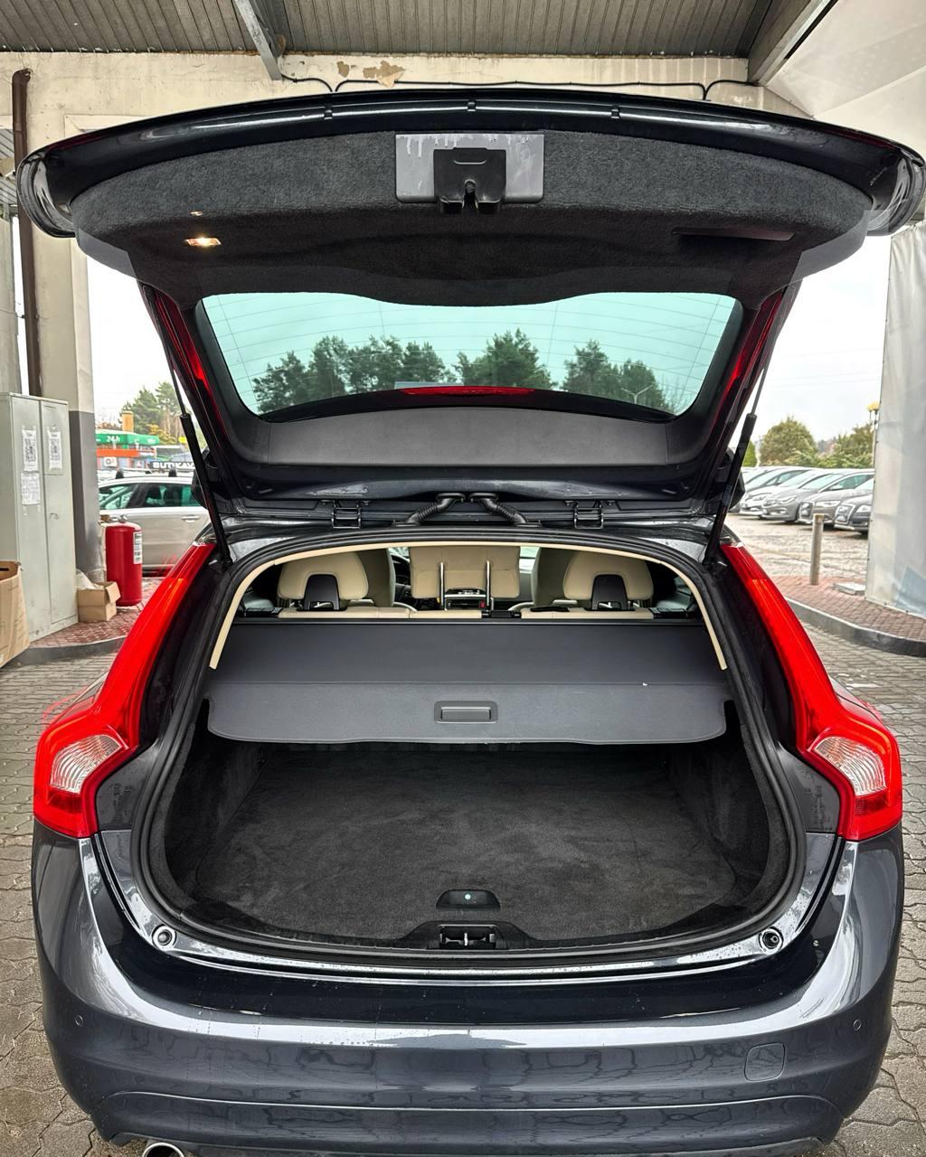 Volvo V60 I · Рестайлинг , 2015 г., механика, дизель - фото 14