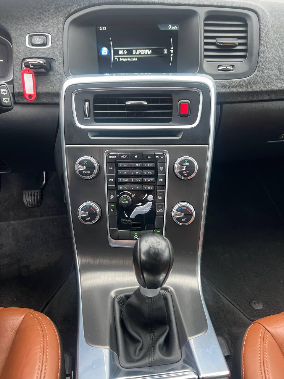 Volvo V60 I · Рестайлинг , 2014 г., механика, дизель - фото 12