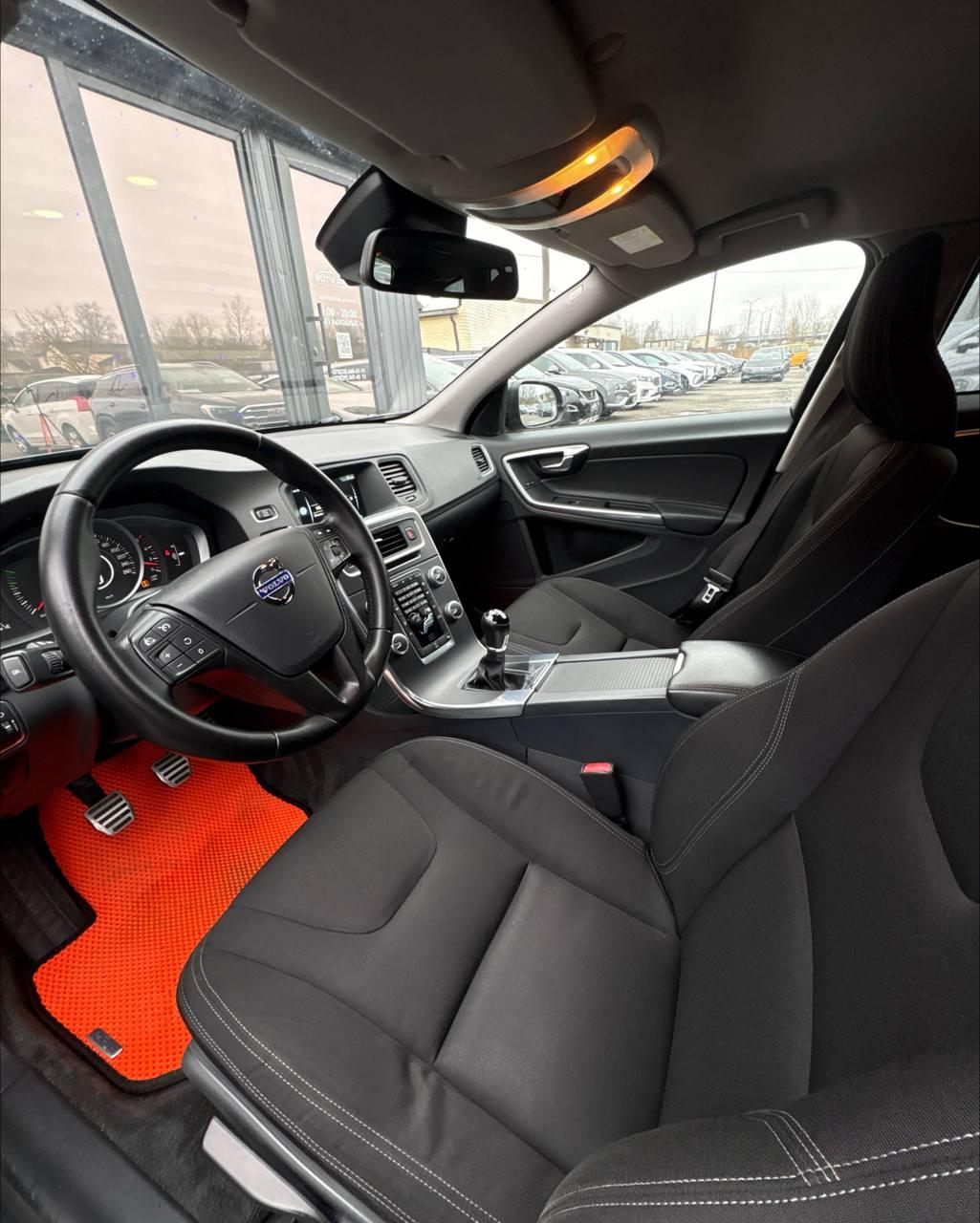 Volvo V60 I · Рестайлинг , 2015 г., механика, дизель - фото 8