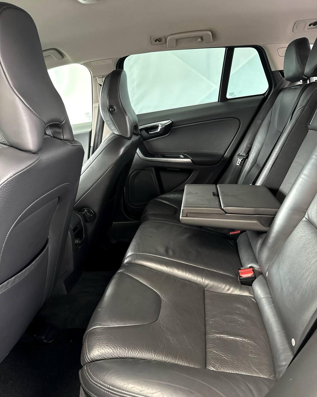 Volvo V60 I , 2011 г., механика, дизель - фото 13