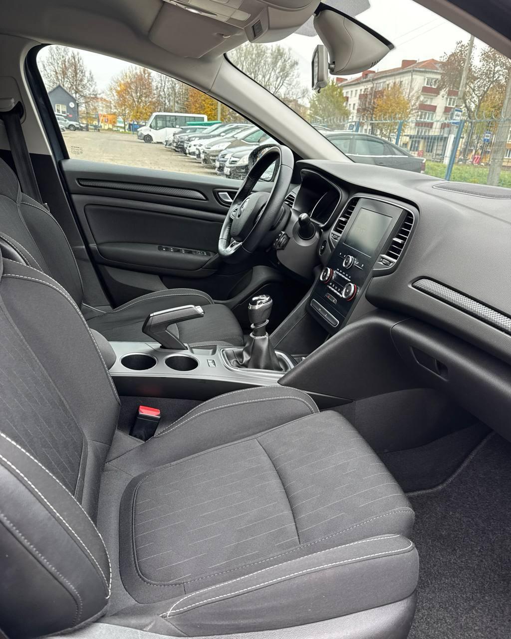 RENAULT MEGANE, 2018 г., механика, бензин - фото 11