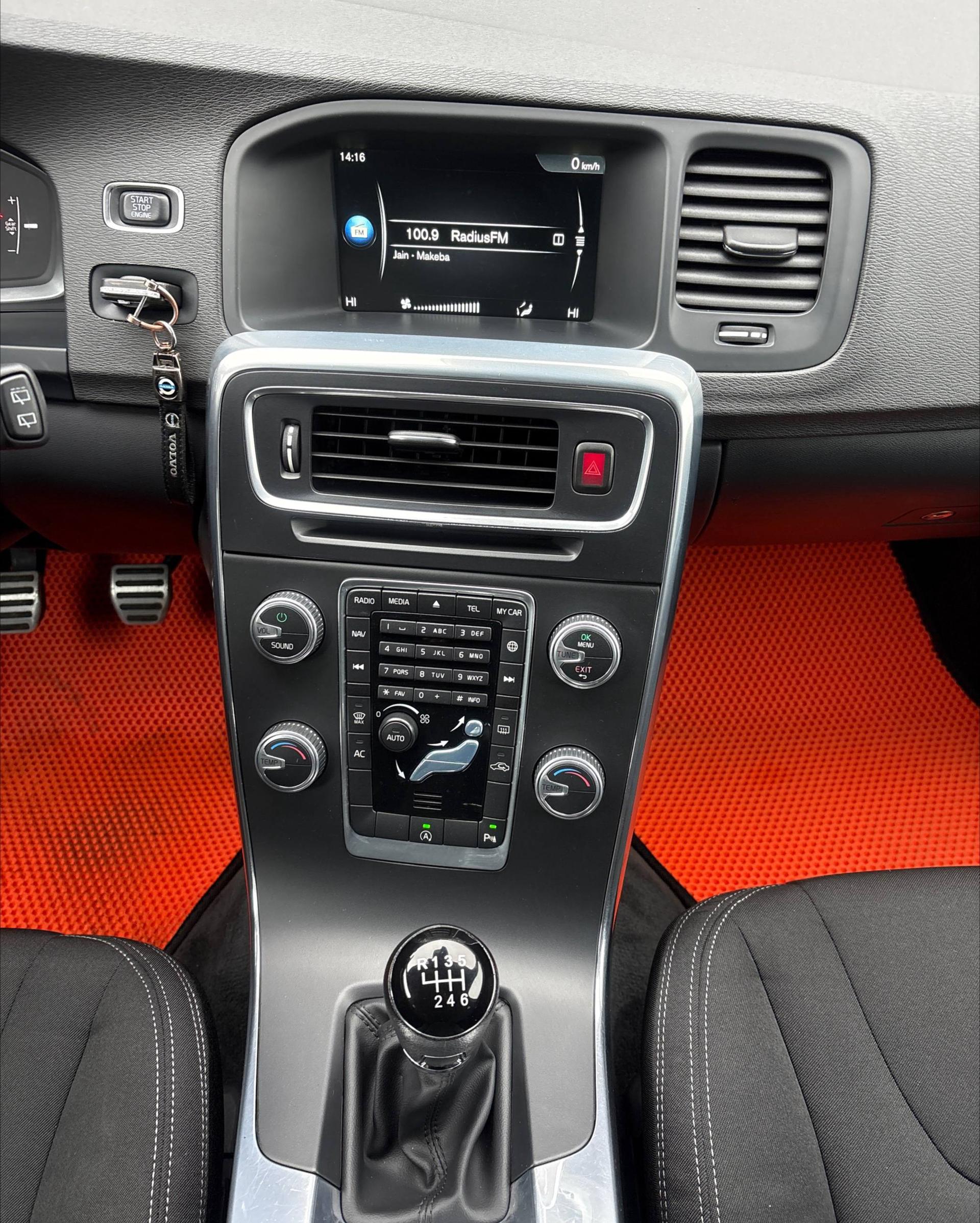 Volvo V60 I · Рестайлинг , 2015 г., механика, дизель - фото 16