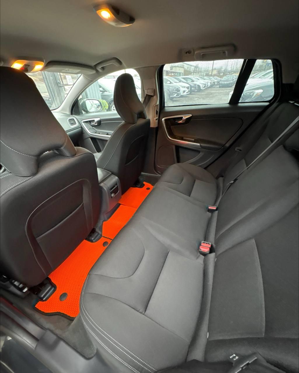 Volvo V60 I · Рестайлинг , 2015 г., механика, дизель - фото 9