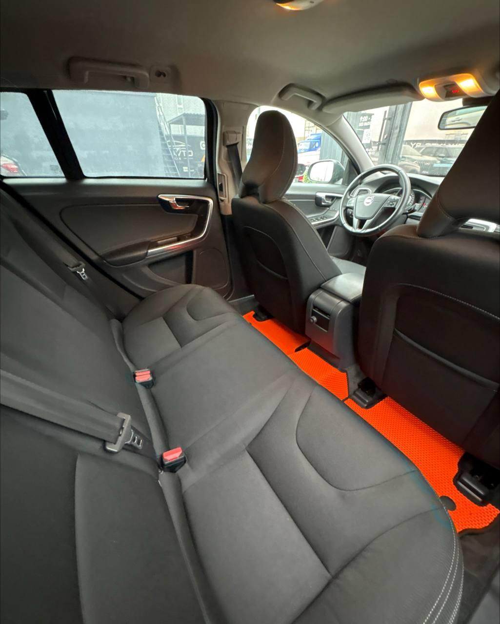 Volvo V60 I · Рестайлинг , 2015 г., механика, дизель - фото 11