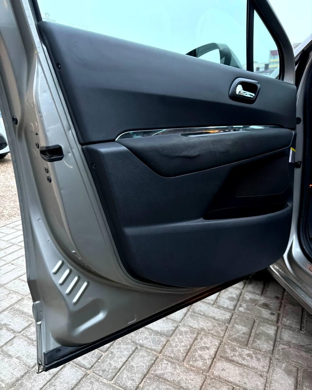 Peugeot 5008 I , 2011 г., механика, дизель - фото 9