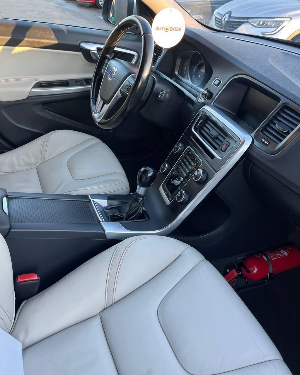 Volvo V60 I · Рестайлинг , 2014 г., механика, дизель - фото 13