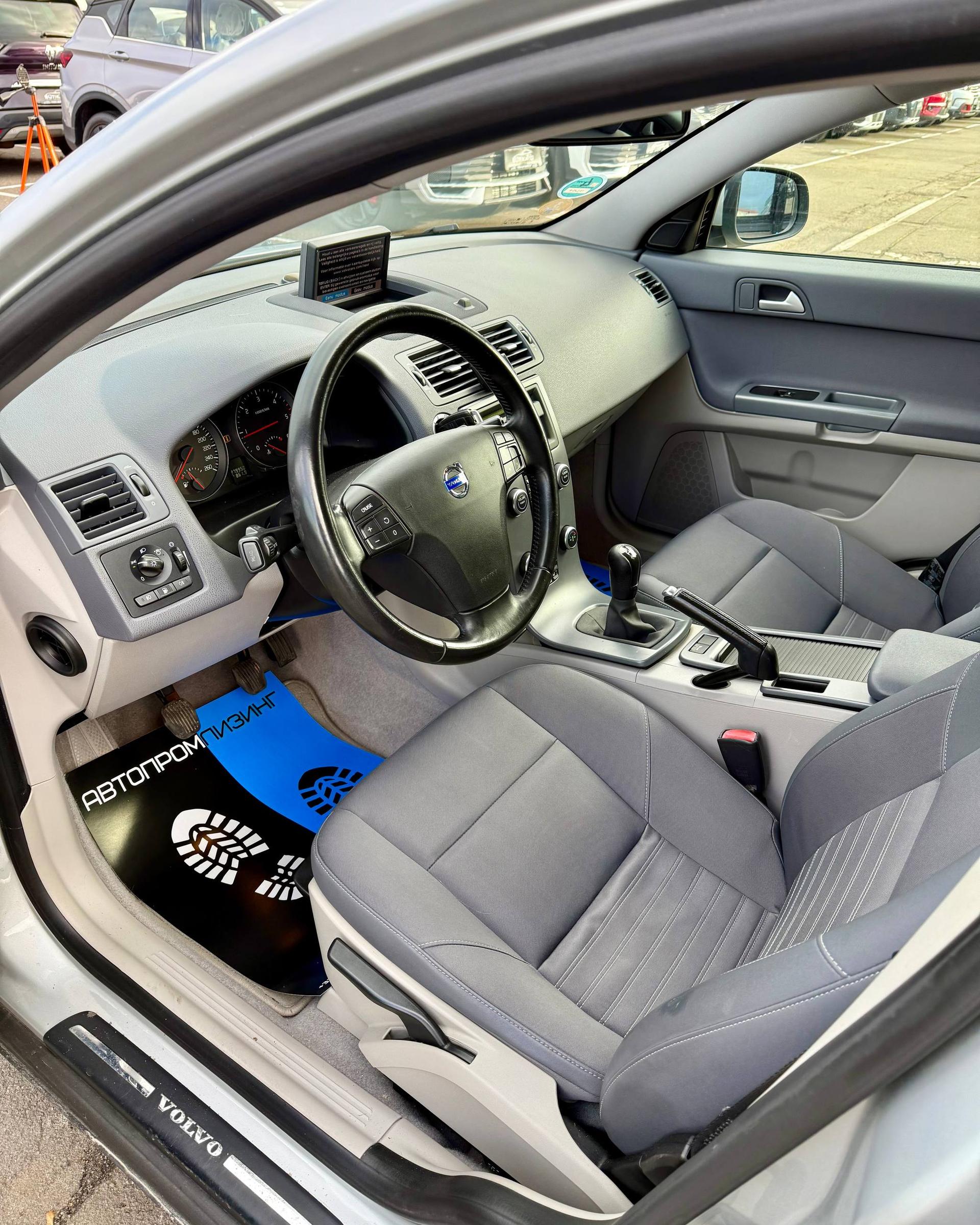 Volvo V50 I · Рестайлинг , 2010 г., механика, дизель - фото 10