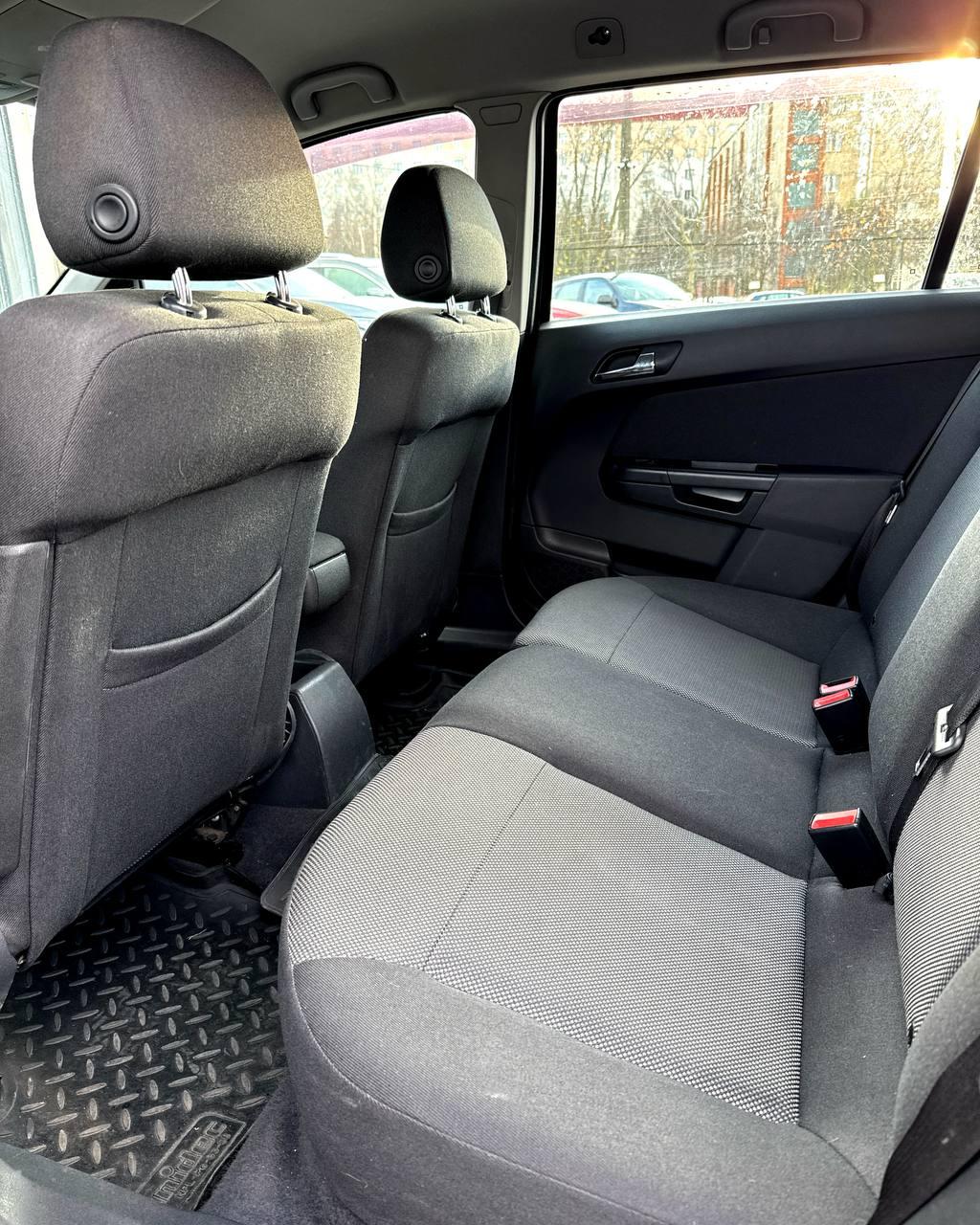 Opel Astra H · Рестайлинг , 2011 г., механика, бензин - фото 12