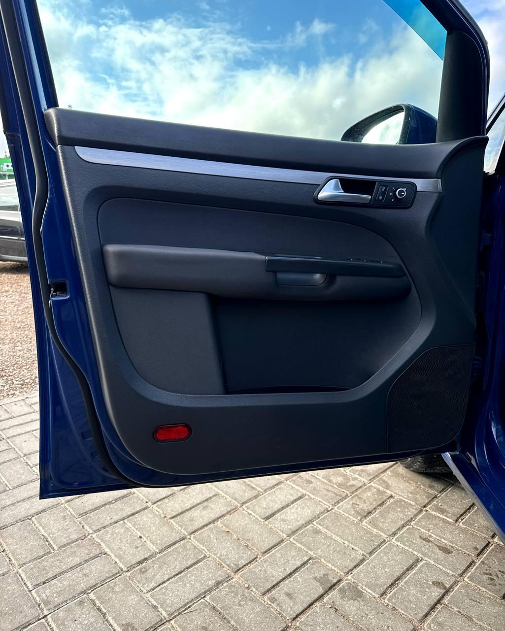 Volkswagen Touran I · 2-й рестайлинг , 2010 г., механика, дизель  - фото 9