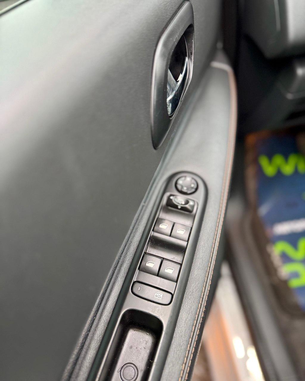 Peugeot 3008 I · Рестайлинг , 2015 г., механика, бензин - фото 17