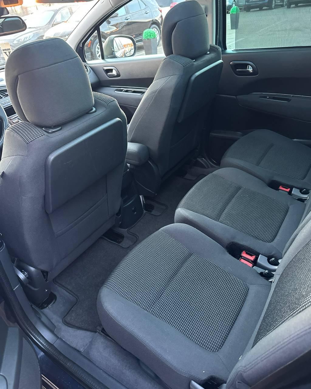 Peugeot 5008 I · Рестайлинг , 2015 г., механика, дизель - фото 11