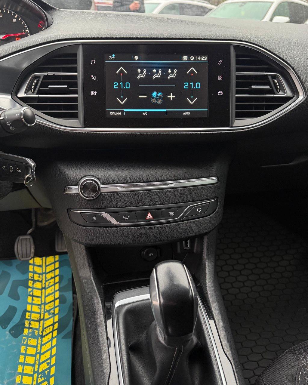 Peugeot 308 T9 · Рестайлинг , 2018 г., механика, дизель - фото 10