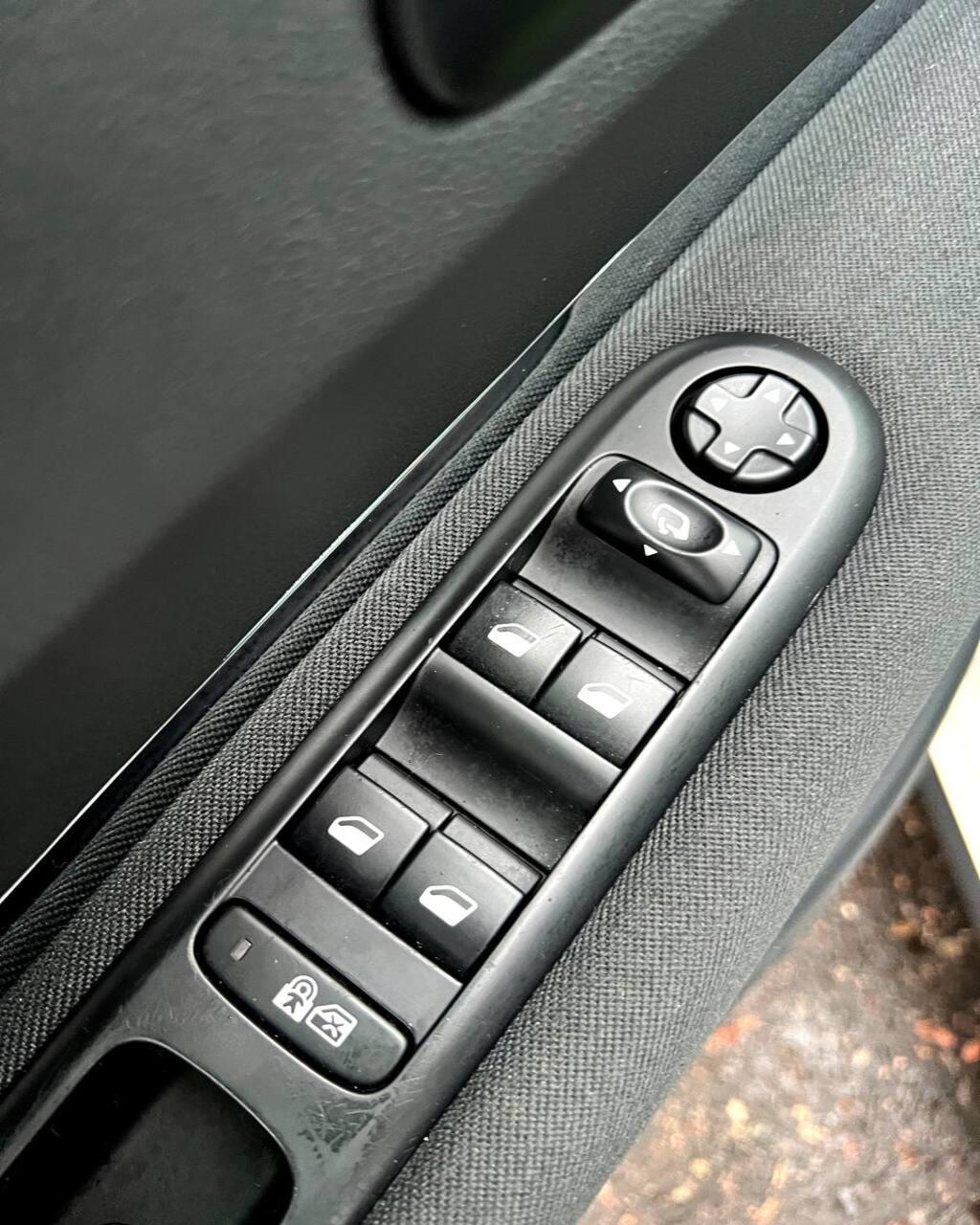 Peugeot 3008 I · Рестайлинг , 2014 г., механика, дизель - фото 17