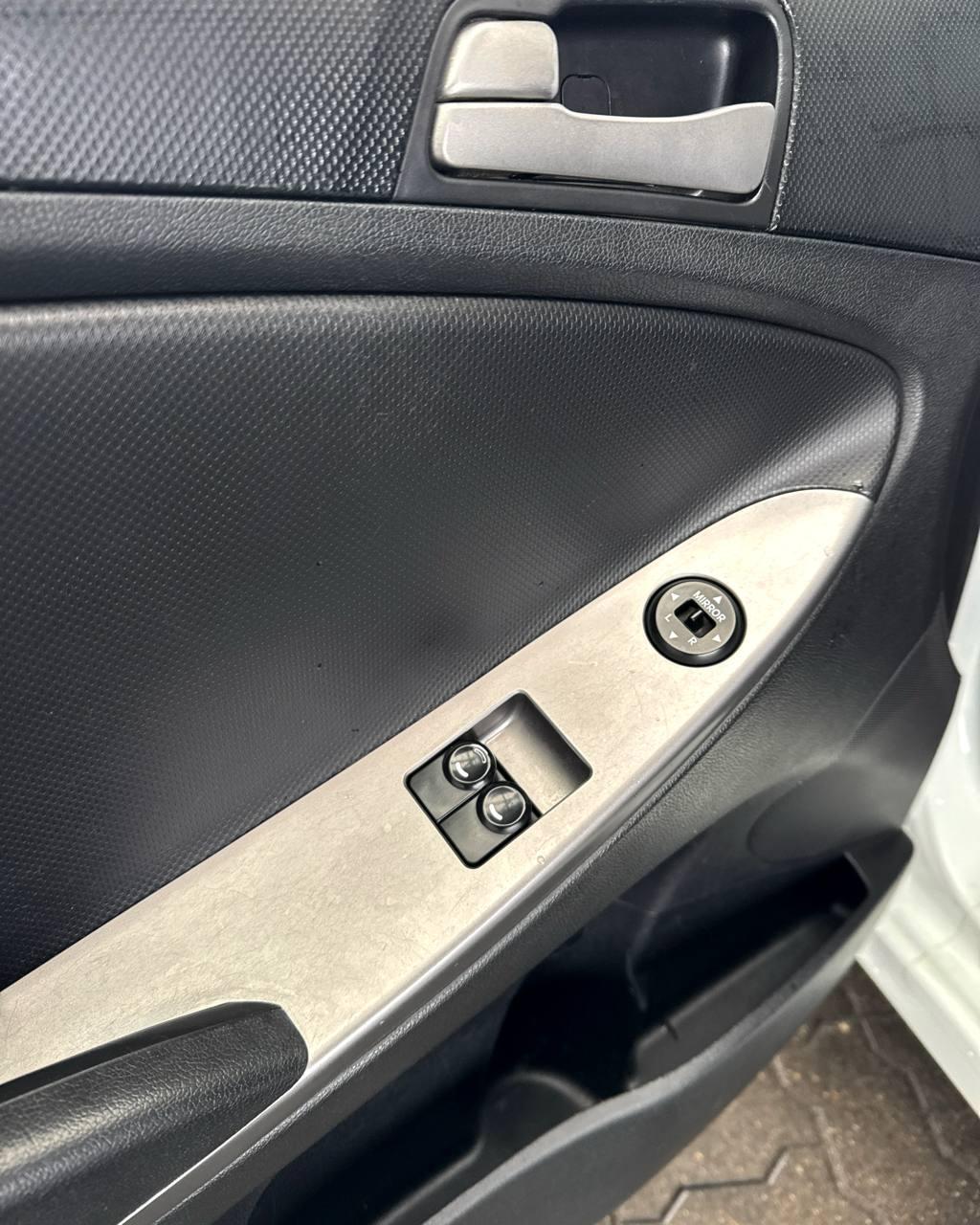 Hyundai Solaris I · Рестайлинг , 2015 г., механика, бензин - фото 9