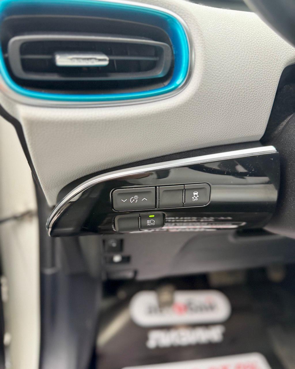 Toyota Prius IV (XW50) · Рестайлинг , 2018 г., вариатор, бензин - фото 18