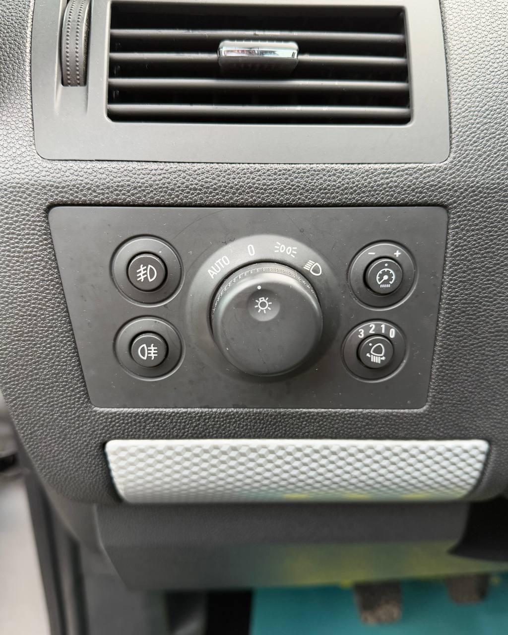 Opel Zafira B · Рестайлинг , 2011 г., механика, дизель - фото 16