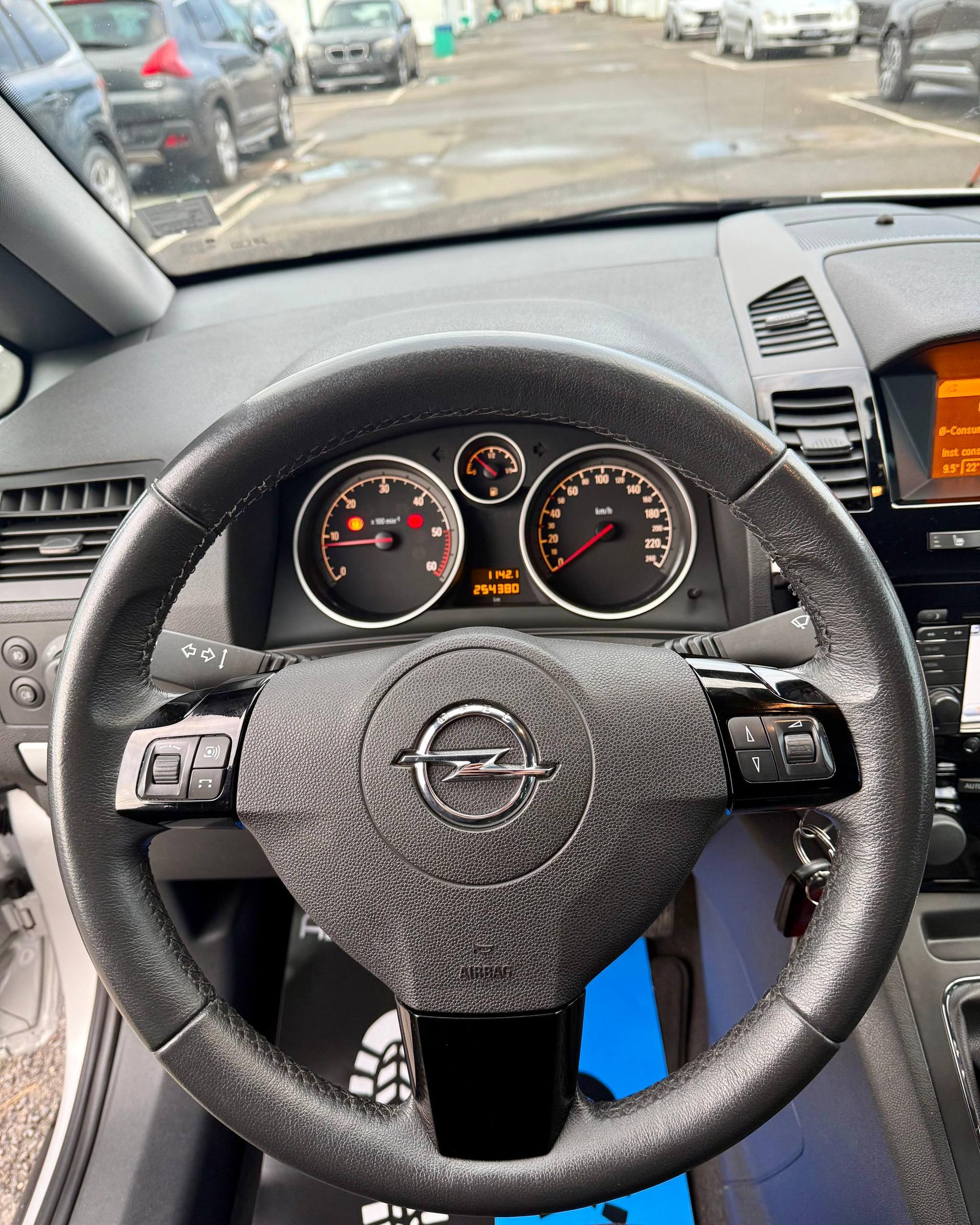 Opel Zafira B · Рестайлинг , 2013 г., механика, дизель - фото 11